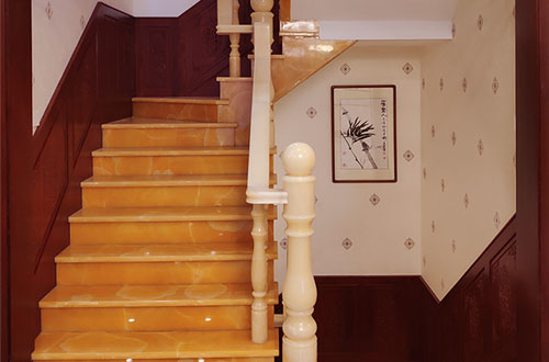 利国镇中式别墅室内汉白玉石楼梯的定制安装装饰效果